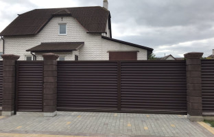 Ворота распашные и откатные от компании Юнистрейд