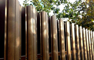 Как выбрать металлический штакетник