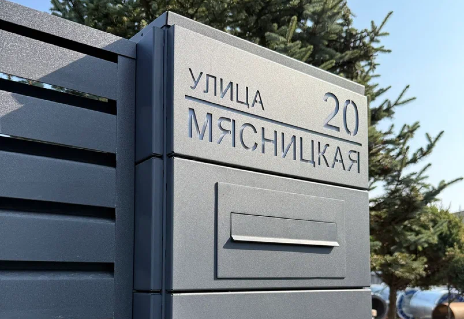 Столбы из металлических блоков